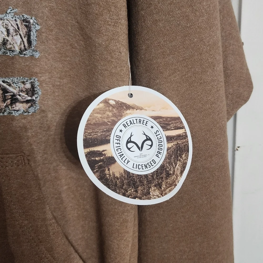 🤴🦌🇺🇸 NWT Realtree torn camo flag sweatshirt in size Small